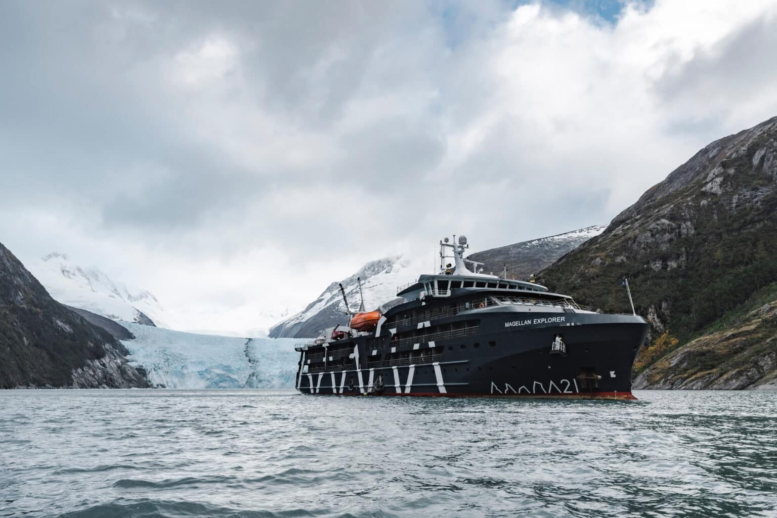 Magellan Explorer - Boat