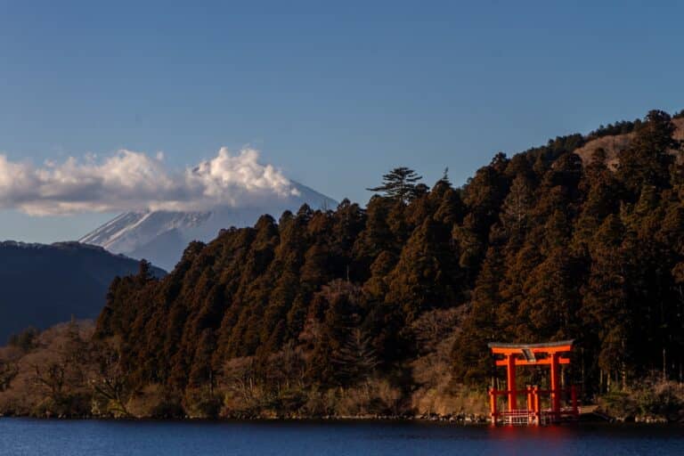 Explore Lake Ashi in the crater of Mount Fuji - Japan