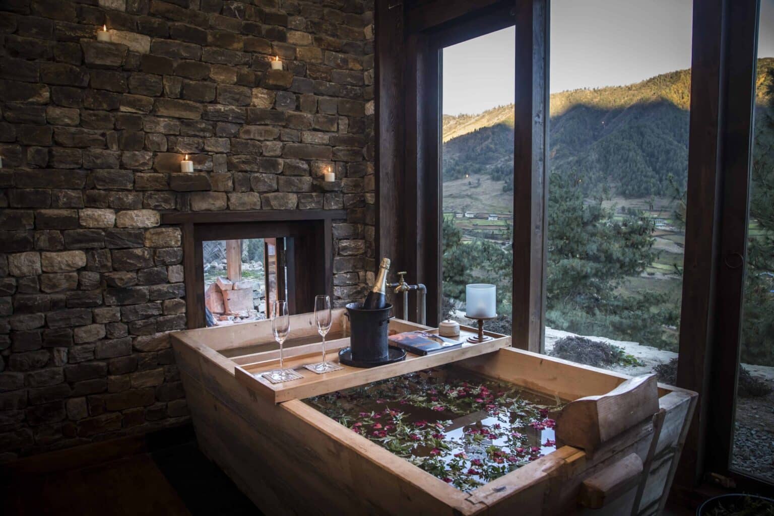 Gangtey Lodge - Bhutan - Bath with views