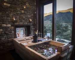 Gangtey Lodge - Bhutan - Bath with views